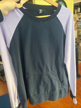 7 Degrees Navy and Lavender Raglan Pullover Sweatshirt, size Large